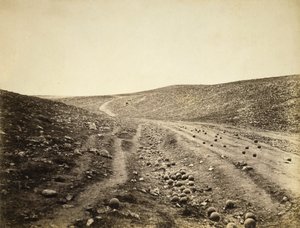 光の旅団のチャージ後の死の谷、1855年（セピア写真）